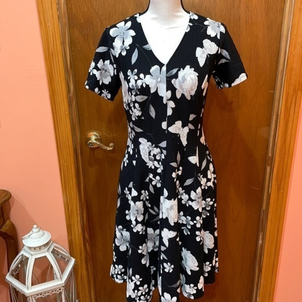 Short sleeve black & white‎ floral knee length dress